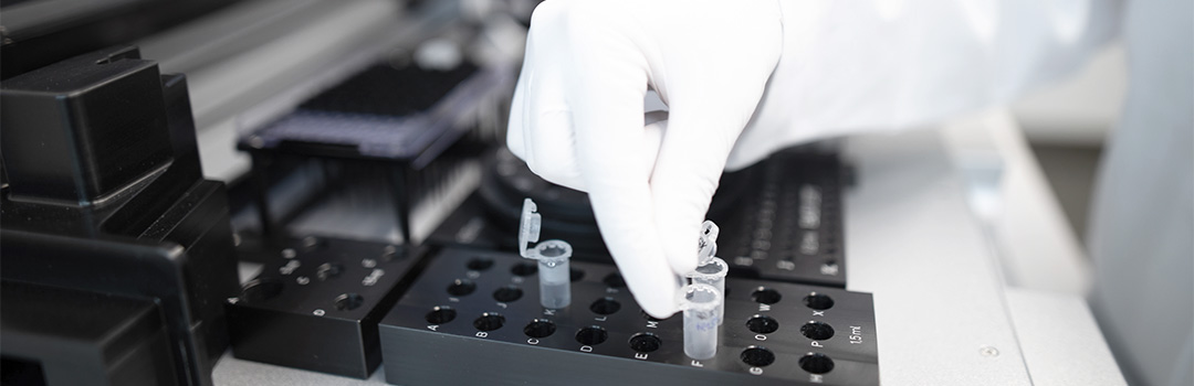 Untersuchen einer Wasserprobe im Labor