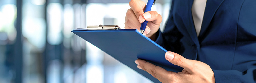 Services Frau schreibt auf ein Klemmbrett