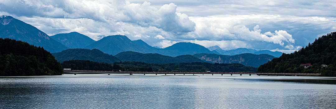 Stausee von Bergen umgeben mit Wolken