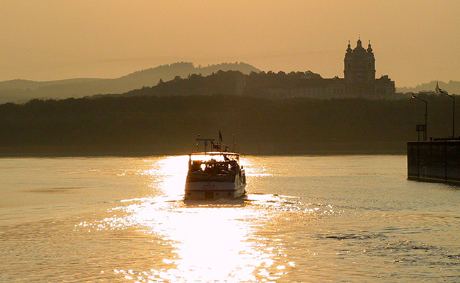 Donau bei Melk mit Motorboot und Stift Melk im Hintergrund