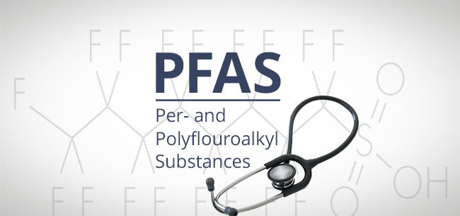 PFAS Formel mit Stethoskop und Schriftzug